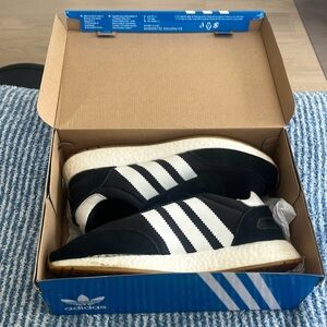 Adidas I-5923 running shoes used original box and alternate white shoelace